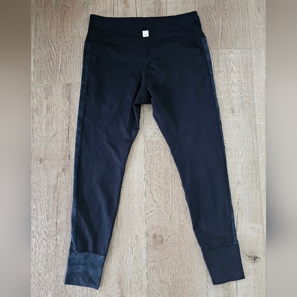 Vuori Black And Grey Camo Leggings with Wide Waistband and Slim Fit - Picture 5 of 7